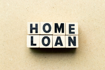 Obraz premium Letter block in word home loan on wood background