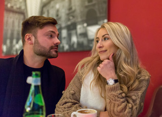 Verliebtes Pärchen flirtet beim ersten Date in einem Café Restaurant Bar 