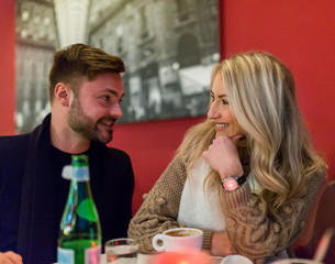 Verliebtes Pärchen flirtet beim ersten Date in einem Café Restaurant Bar 
