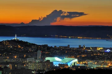 Fotobehang Schemering over Marseille en het Vélodrome-stadion © thibhou