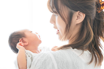 新生児（0歳0ヶ月）とお母さん