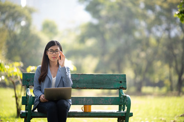 Obraz premium smart business woman working with laptop in the garden