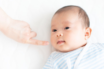 赤ちゃんの顔に触れる女性