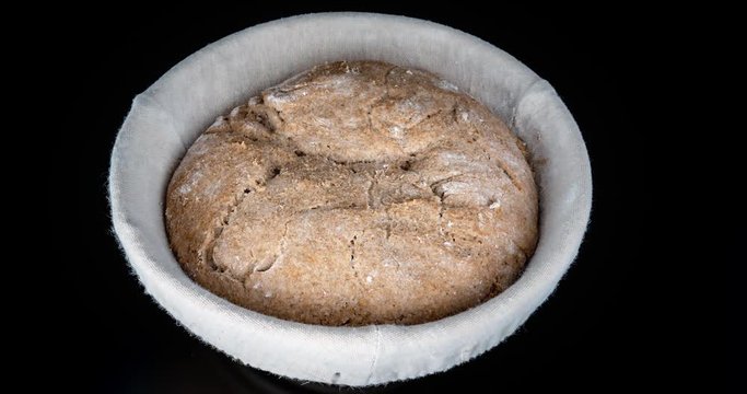 Brotteig geht im G&auml;rk&ouml;rbchen langsam auf -Timelapse Video