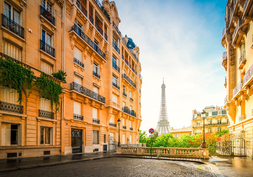 eiffel tour and Paris street