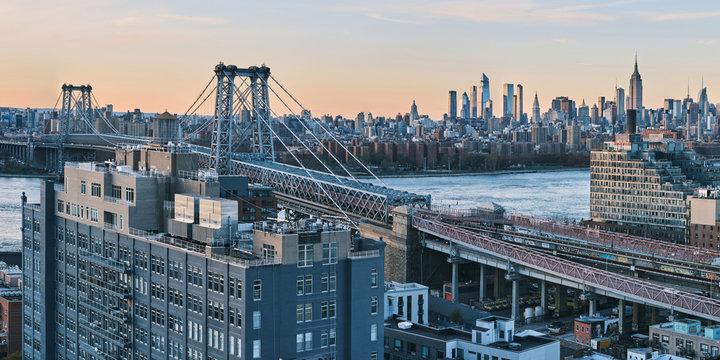 Fototapeta Williamsburg bridge and Midtown Manhattan skyline.