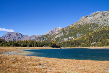 Lago di alta montagna
