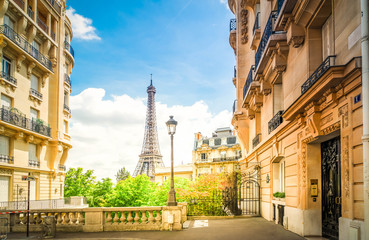 eiffeltour en de straat van Parijs