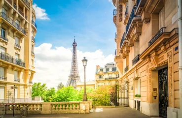 Foto op Plexiglas eiffeltour en de straat van Parijs © neirfy