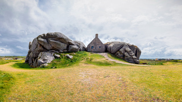 House between the rocks in Meneham village, Kerlouan, Finistere, Brittany (Bretagne), France