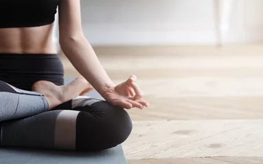 Deurstickers Yogaschool Close up van yoga vrouw zitten in lotus asana