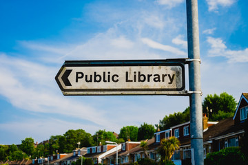 Fototapeta premium england, background, blue, street sign, brighton, sign, public library, arrow, road, white, way, outdoor, direction, europe, information, city, symbol, sky, street