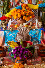 Fototapeta na wymiar Ofrenda del Día de Muertos, es altar que forma parte de tradiciones mexicanas del Día de Muertos, que consiste en instalar objetos domésticos en honor de los muertos de la familia 