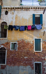 Fototapeta na wymiar Fachada de casas antiogas com roupas secando no varal