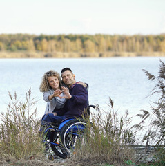 aktives Paar mit Handicap genießt den Tag am See