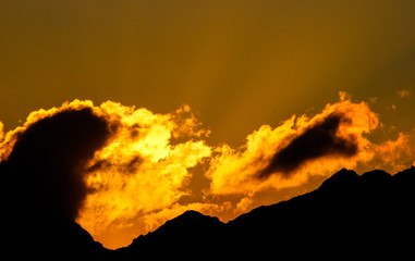 Wolken bei Sonnenuntergang über Meran