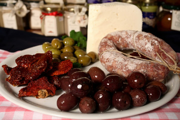 antipasto salumi olive formaggio
