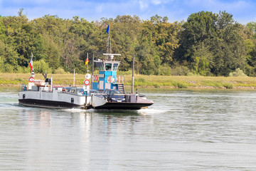 Den Rhein mit der Fähre überqueren