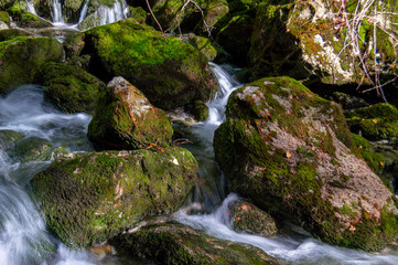 agua entre piedras