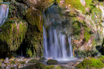 agua entre piedras