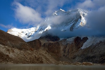 Mount Makalu en gletsjermeer in de buurt van het basiskamp van Mt Makalu