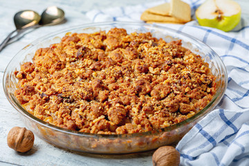 Crumble with pears and cinnamon.