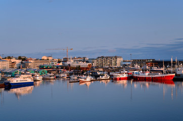 Fototapeta na wymiar Hafen im Morgenlicht, Reykjavik