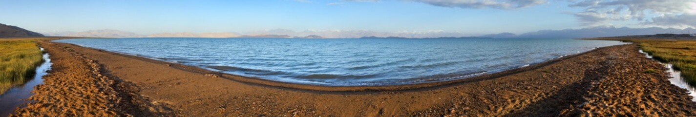 Fototapeta na wymiar Karakul lake and Pamir range in Tajikistan