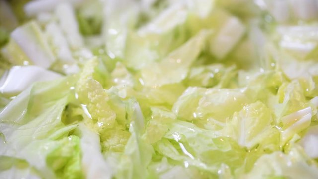 白菜を茹でる