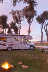 Campen mit dem Wohnmobil am Browns Town Campground in Bishop, CA, USA