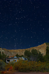 Campen mit dem Wohnmobil unter Sternenhimmel und Milchstraße, Kodachrome Basin State Park, UT, USA
