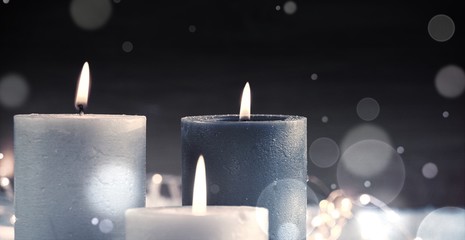 Drei brennende Adventskerzen - Weihnachtshintergrund und Weihnachtsdekoration