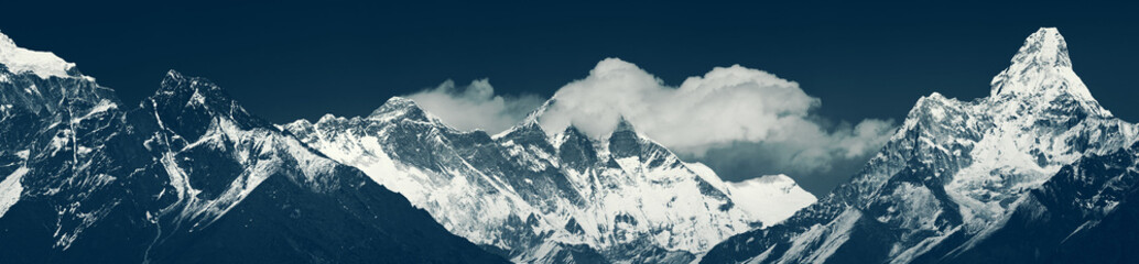 Panoramisch zicht op het belangrijkste Himalayagebergte. District Solukhumbu (Sagarmatha NP, Nepal): Khumbi Yul Lha, Nuptse-pieken, Everest, Lhotse, Ama Dablam