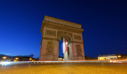 Arc de triomphe  et drapeau français de nuit