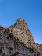 Naklejka premium Rugged granite mountain peak in Yosemite National Park with a vibrant blue sky during autumn