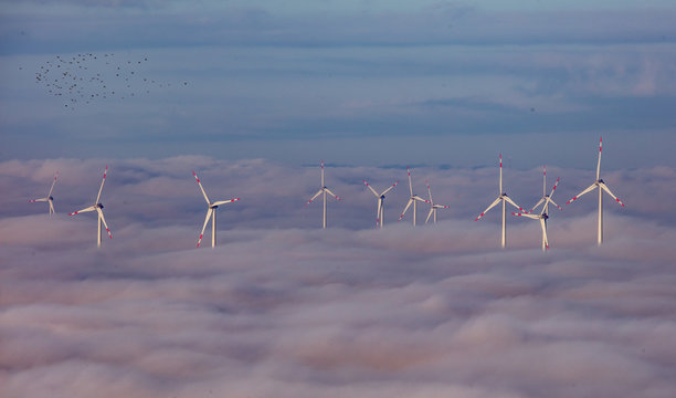 windpark im nebel