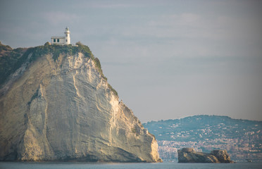 maison phare dans la baie de naples