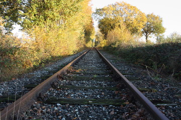 Fototapeta premium Bahnstrecke durch den Herbst