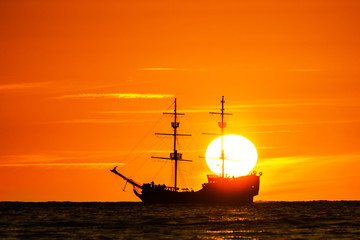 Zachód słońca ze statkiem, Morze Bałtyckie, Polska