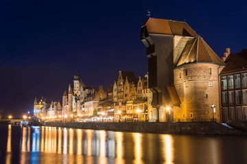 Fototapeta na wymiar Stare Miasto Gdańsk nad rzeką Motława nocą, Żuraw, Polska