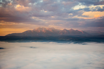Noc na szczycie Trzy Korony w Pieninach,  Tatry w tle, Polska © danielszura