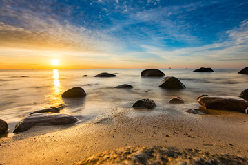 Fototapeta Wschód słońca na plaży w Gdyni, Morze Bałtyckie, Polska obraz