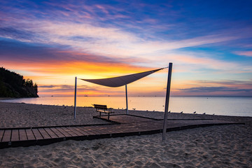 Wschód słońca na plaży w Gdyni, Morze Bałtyckie, Polska