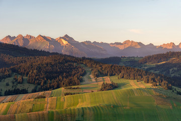 Polana podczas wschodu słońca, Tatry w tle, Polska © danielszura