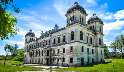 Obraz premium abandoned old ruined classic building