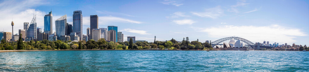 Fototapeta na wymiar Panoramic view of the Sydney skyline from Sydeny Harbour