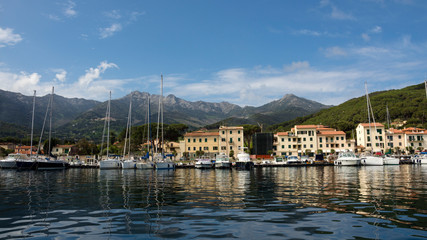 Fototapeta na wymiar Yachts in italian bay