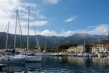Fototapeta na wymiar Yachts in italian bay