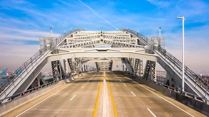  De nieuw verhoogde Bayonne-brug gezien vanaf wegniveau. De Bayonne-brug is een boogbrug over de Kill Van Kull die Bayonne, New Jersey verbindt met Staten Island, New York City © mandritoiu