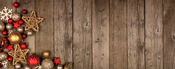Foto op Canvas Rode en gouden kerst ornament hoek grens banner. Boven uitzicht op een rustieke houten achtergrond. © Jenifoto